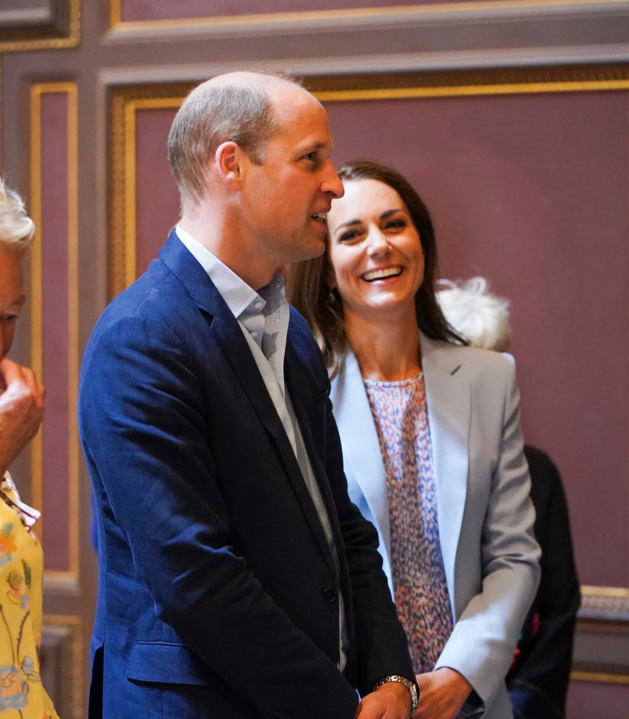 Pobavené výrazy: Princ William a vojvodkyňa Kate sa prišli pozrieť na svoj prvý maľovaný portrét.