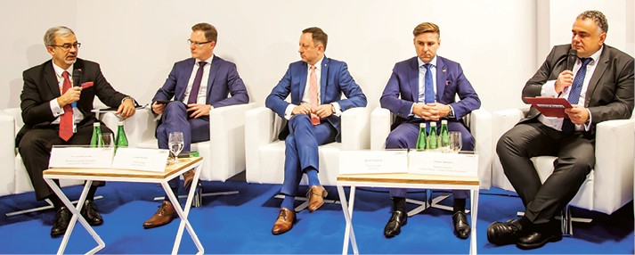 Panel dyskusyjny „Polscy Czempioni na tle europejskiej konkurencji – wpływ innowacyjności na rozwój”. Od lewej: Jerzy Kwieciński, wiceminister rozwoju; Krzysztof Krystowski, wiceprezes Leonardo Helicopters, właściciela PZL Świdnik; Grzegorz Kurdziel, członek zarządu Poczty Polskiej SA; Karol Zarajczyk, prezes zarządu Ursus SA; Tomasz Sakiewicz, redaktor naczelny „Gazety Polskiej”