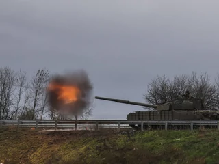 Ukraińcy strzelają z przejętego rosyjskiego czołgu T-80 na drodze w pobliżu Bachmutu.