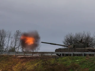 Ukraińcy strzelają z przejętego rosyjskiego czołgu T-80 na drodze w pobliżu Bachmutu.