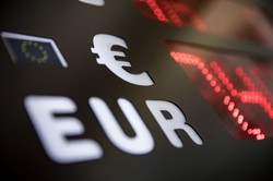 Kursy walut: Złoty w piątek rano zyskał do euro i dolara