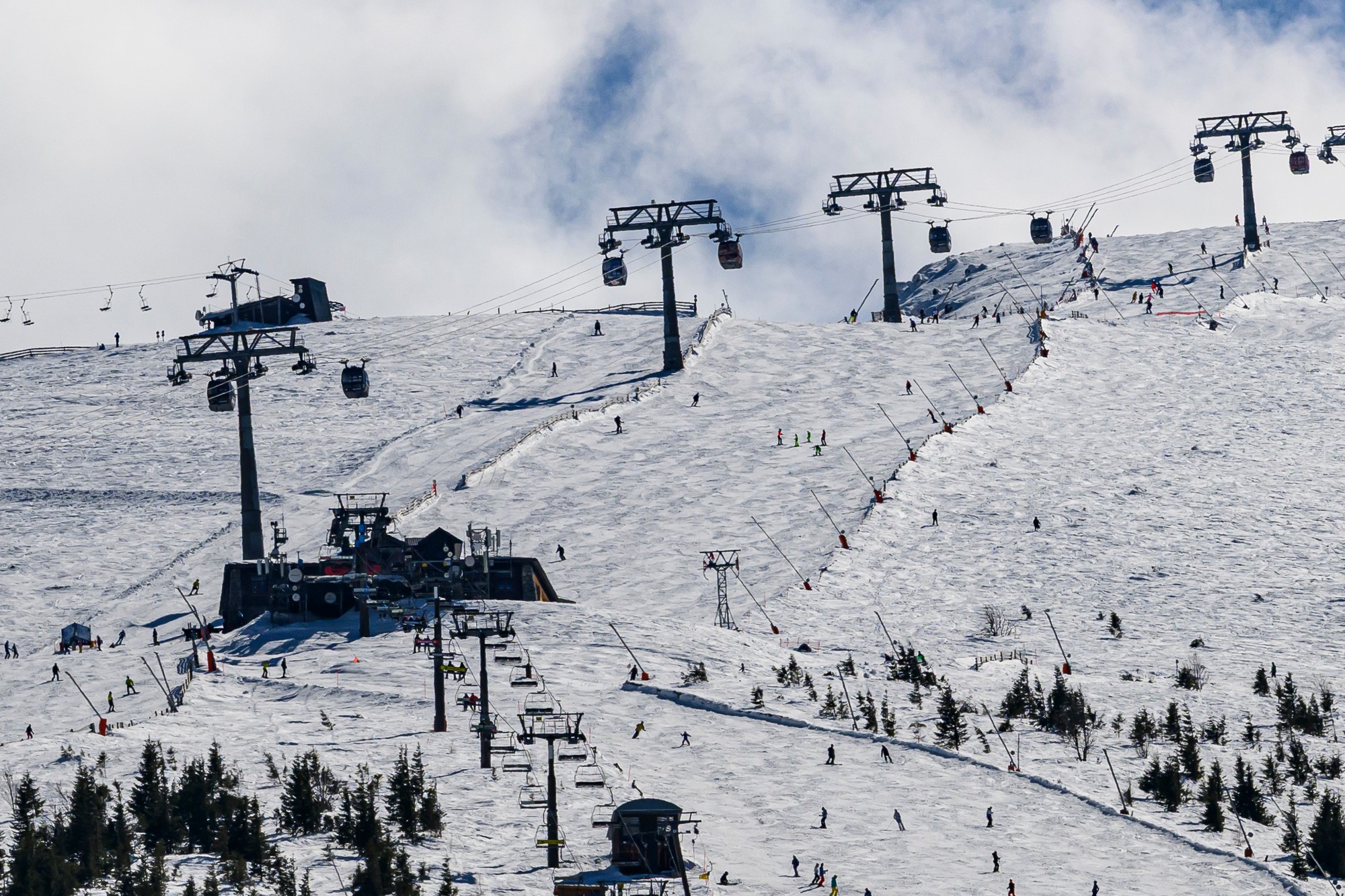 Na snímke veľkonočná lyžovačka na Bielej Púti v lyžiarskom stredisku Jasná v Demänovskej doline.