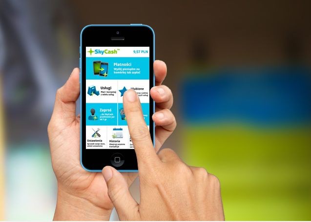 3. Sky Cash –  z jego usług korzysta aż 450 tys. osób – to rekord na polskim rynku. Aplikacja Sky Cach działa na telefonach wyposażonych w system operacyjny Android, iOS i Windows Phone. Umożliwia płacenie komórką za bilety komunikacji miejskiej czy za parkowanie oraz pozwala na przesyłanie pieniędzy między użytkownikami. Za pomocą aplikacji możemy też wypłacić zgromadzone na koncie środki z bankomatów sieci Euronet (koszt 4 zł) oraz zakupić bilety do kina (50 gr dopłaty za każdy bilet). Najnowsza usługa to możliwość opłacania domowych rachunków – wystarczy zeskanować kod kreskowy i zapłacić za niego przy użyciu podłączonej do SkyCash karty płatniczej. Aplikacją nie zapłacimy jednak za produkty w tradycyjnym sklepie. Wśród partnerów Sky Cash zajdziemy m.in. Koleje Mazowieckie, SKM, ZTM Warszawa, MPK Łódź, Polonu czy Multikino. Za przelewy do innego użytkownika Sky Cash zapłacimy 29 gr, opłacenie rachunków kosztuje 99 gr, a wypłata z konta SkyCash na rachunek bankowy – 2 zł.