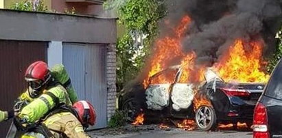 W Płocku spłonęło auto. W środku 5-letni chłopiec