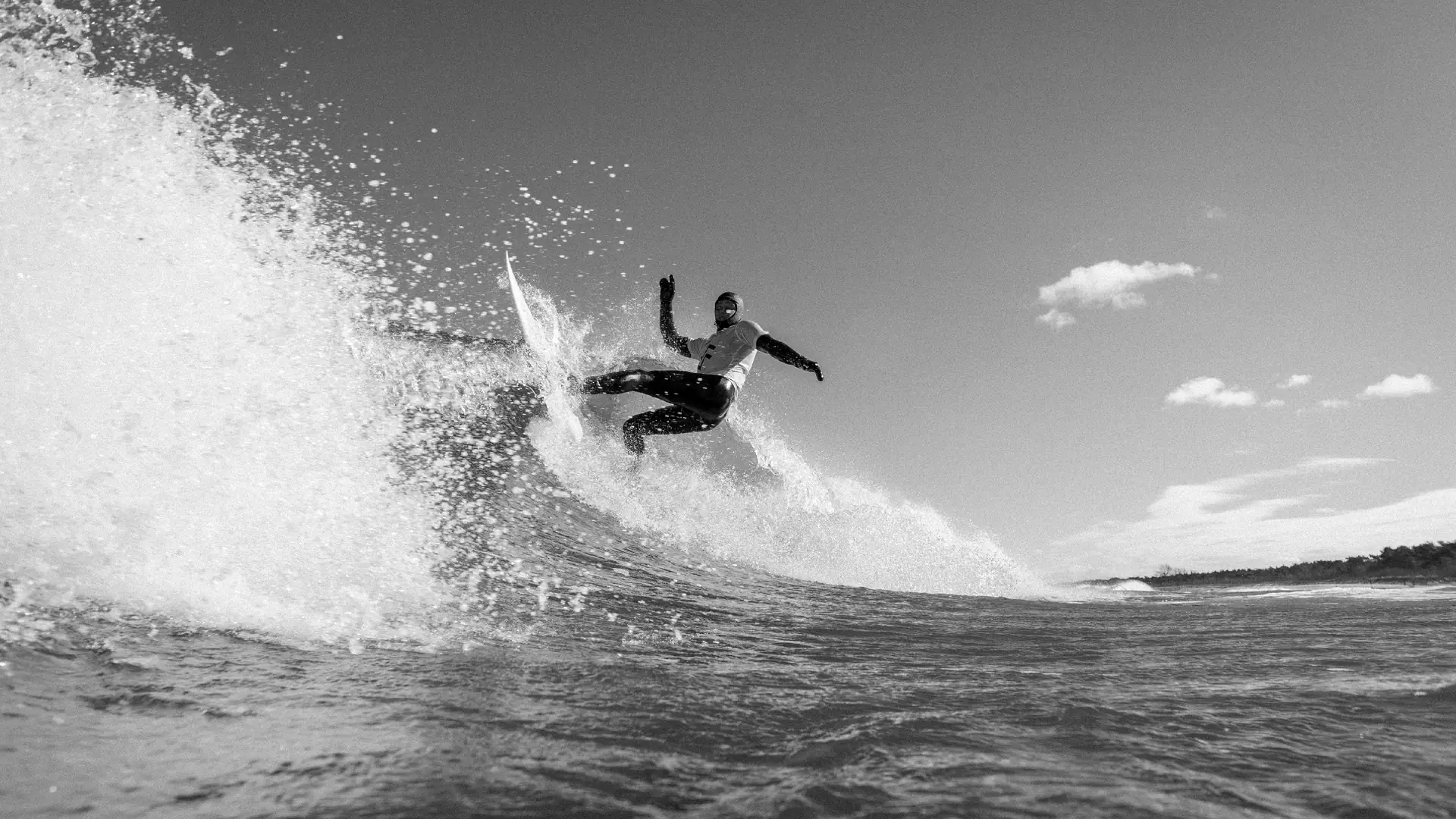 „To było piękne zderzenie z lodowatą wodą”. Nad Bałtykiem odbyły się zawody w cold water surfingu