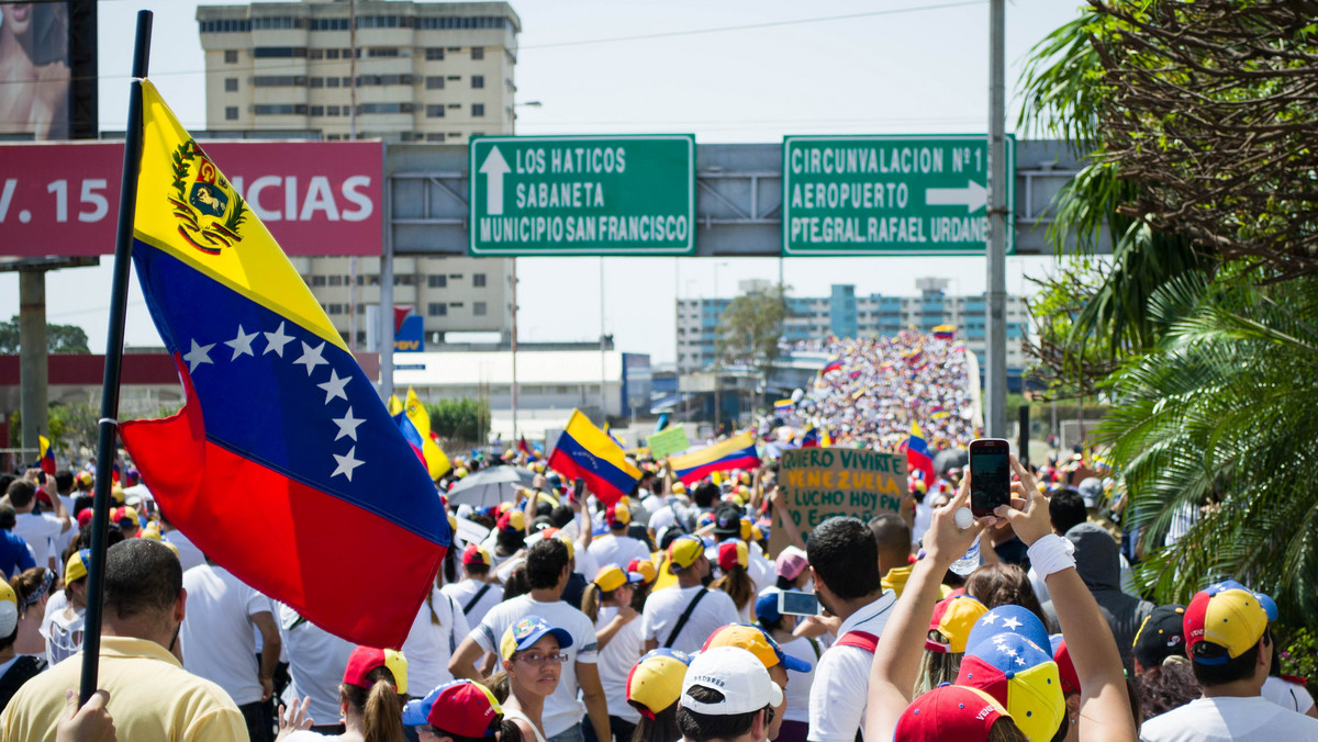 Kraje, których budżety są uzależnione od sprzedaży ropy naftowej przeżywają trudne czasy. Jednemu z nich grozi przewrót polityczny. Rząd w Caracas może obalić tania ropa naftowa.