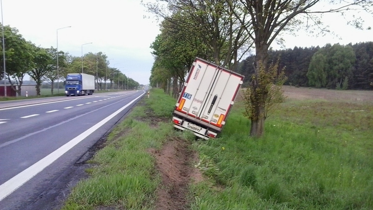 Policjanci z Sulęcina zatrzymali kierowcę samochodu ciężarowego marki Volvo, który wjechał do rowu. 30-letni mężczyzna w organizmie miał dwa promile alkoholu.
