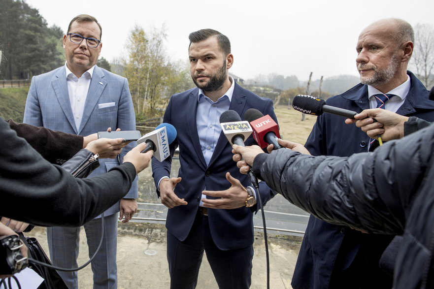 Marcin Gołek (w środku) podczas konferencji w poznańskim zoo