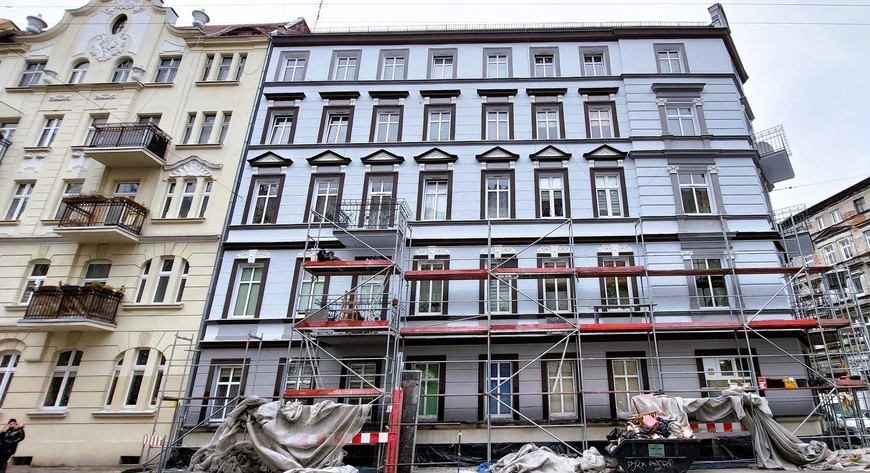 Kamienica przy Chudoby 15 została pokryta nutą bieli, brązu, mgławego błękitu oraz delikatnej lilii. I od razu staruszka prezentuje się inaczej.  