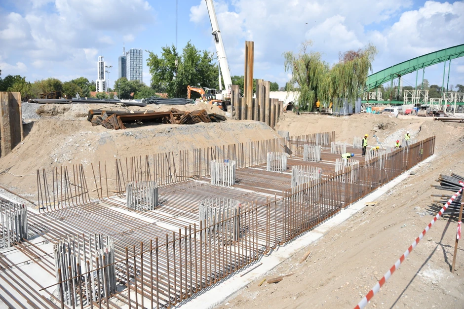 "Trenutno se proizvodi konstrukcija prilaznih raspona i ona će verovatno do kraja godine biti proizvedena u pogonima"