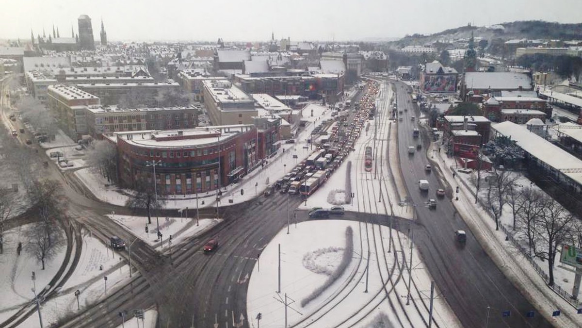 Powalone drzewa i słupy, drogi obficie pokryte śniegiem, zaspy na chodnikach, sparaliżowane gdańskie lotnisko, to skutki huraganu Ksawery, który od czwartkowego wieczoru szaleje nad Polską. Mieszkańców Trójmiasta  czeka cały dzień intensywnych opadów śniegu i silnego wiatru. W województwie pomorskim od rana doszło do trzech wypadków drogowych z udziałem busa szkolnego, autobusu podmiejskiego oraz samochodu osobowego, który został przygnieciony przez drzewo. Żuławom Wiślanym grozi powódź. Zamknięto gdańskie cmentarze.