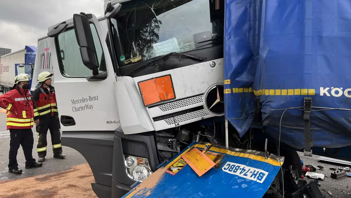 Na niemieckiej autostradzie A3 zderzyło się sześć ciężarówek