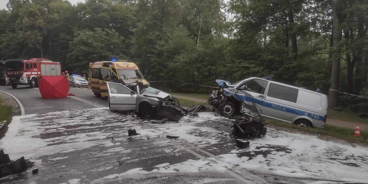 Skoda zderzyła się z radiowozem i rozpadła na kawałki. Tragedia w Giżycku.