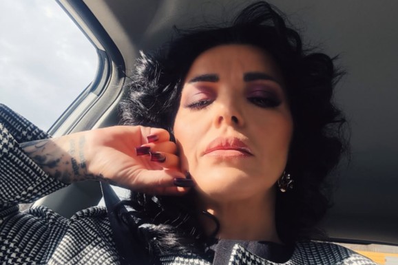 "Moja deca nisu imala odeću da nose, GUBILA SAM EMOCIJU PREMA NJIMA" Pevačica bila u kandžama droge, a sada slavi: "Prošlo je 8 godina"