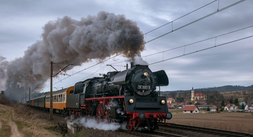 Pociąg ma liczyć 11 wagonów pasażerskich, mierzyć niemal 250 metrów i ważyć ponad 500 ton. Na wybranych odcinkach pojedzie z prędkością do 110 km/h.