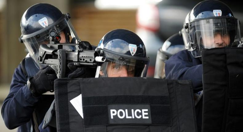 French anti-terror police arrest five and seize weapons during raids