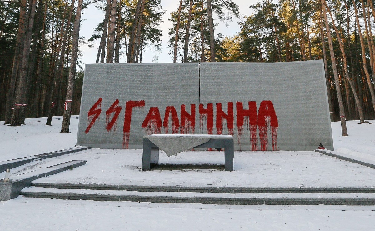 Zdewastowany cmentarz