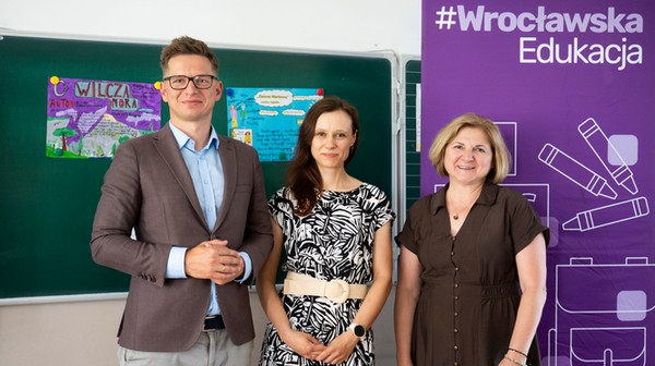 – Dziś nasi uczniowie uczą się dostrzegać zależności między przedmiotami i pracują metodą projektową – podkreśla Justyna Lech (w środku), koordynatorka programu w SP 108. Z lewej dyr. Marcin Miedziński, z prawej Mariola Kuźmicka-Mazurek, dyr, V LO.  