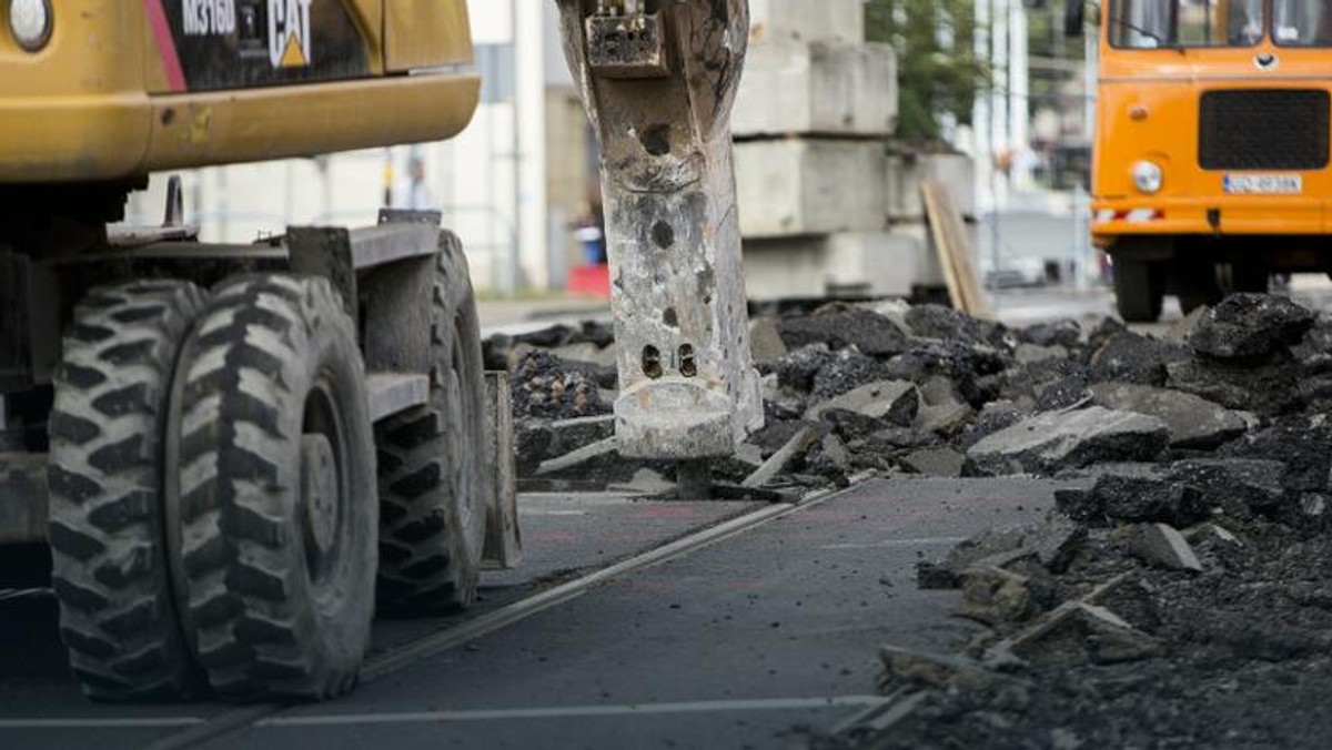 Już dzisiaj drogowcy ponownie pojawią się na alei Grunwaldzkiej. Na odcinku od ulicy Abrahama do wysokości Państwowych Szkół Budownictwa (kierunek - centrum Gdańska) z ruchu zostanie wyłączony prawy pas jezdni. - Ruch odbywać się będzie pozostałymi dwoma pasami. Roboty potrwają cztery tygodnie, do 31 lipca - informują drogowcy.