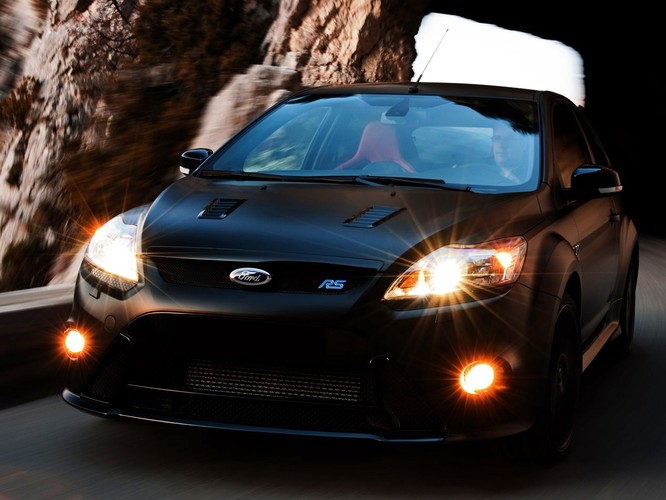 Ford Focus RS500 - limitowana seria na zakończenie produkcji. Pod maską 350 KM na przedniej osi! Bestia.