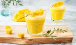 Mango lassi – przepis jest prosty! Warto go znać, bo koktajl gasi pragnienie i pomaga po obfitym posiłku