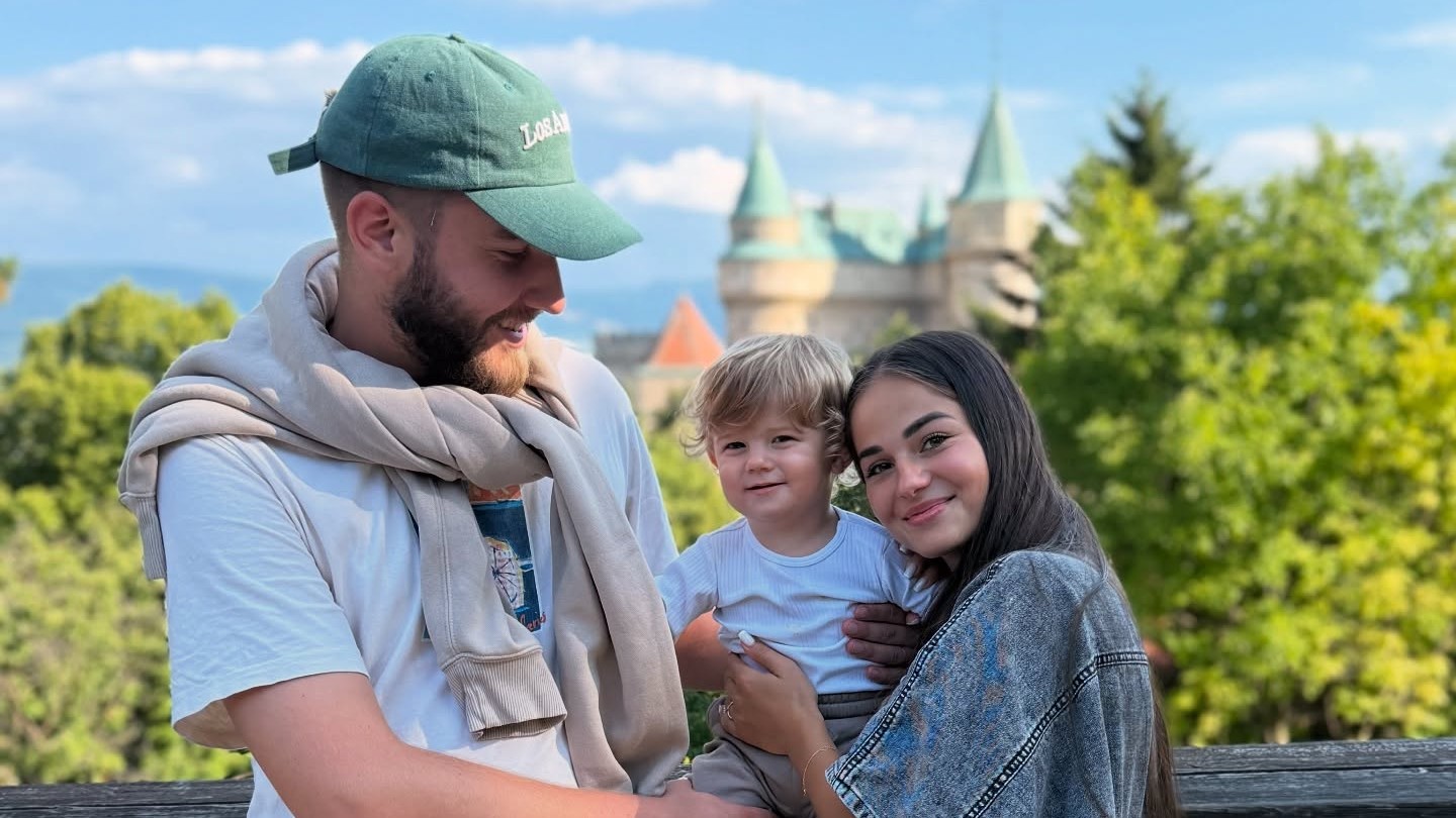 Moderátor Samuel Procházka s manželkou Viky a synčekom Teom. 