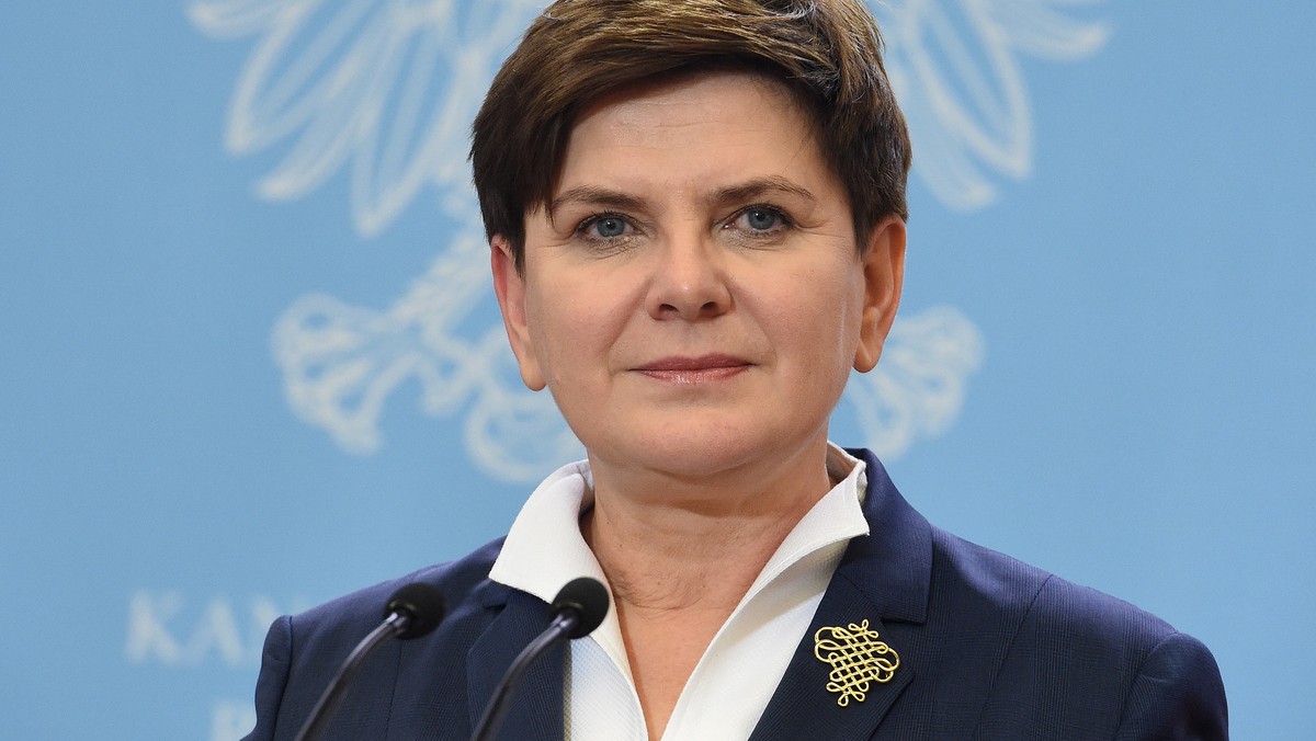 Komisja Europejska ocenia materiały dotyczące ustaw o Trybunale Konstytucyjnym i medialnej - powiedziała premier Beata Szydło. Szefowa rządu ponowiła zaproszenie do Polski dla unijnych komisarzy i dodała, że przyjechać chce przewodniczący KE Jean-Claude Juncker.