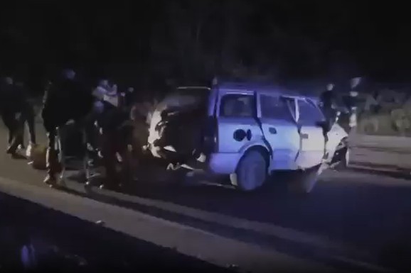 TRI OSOBE POGINULE Stravična nesreća u Novom Pazaru: Automobili SMRSKANI, jezive scene na putu (FOTO)