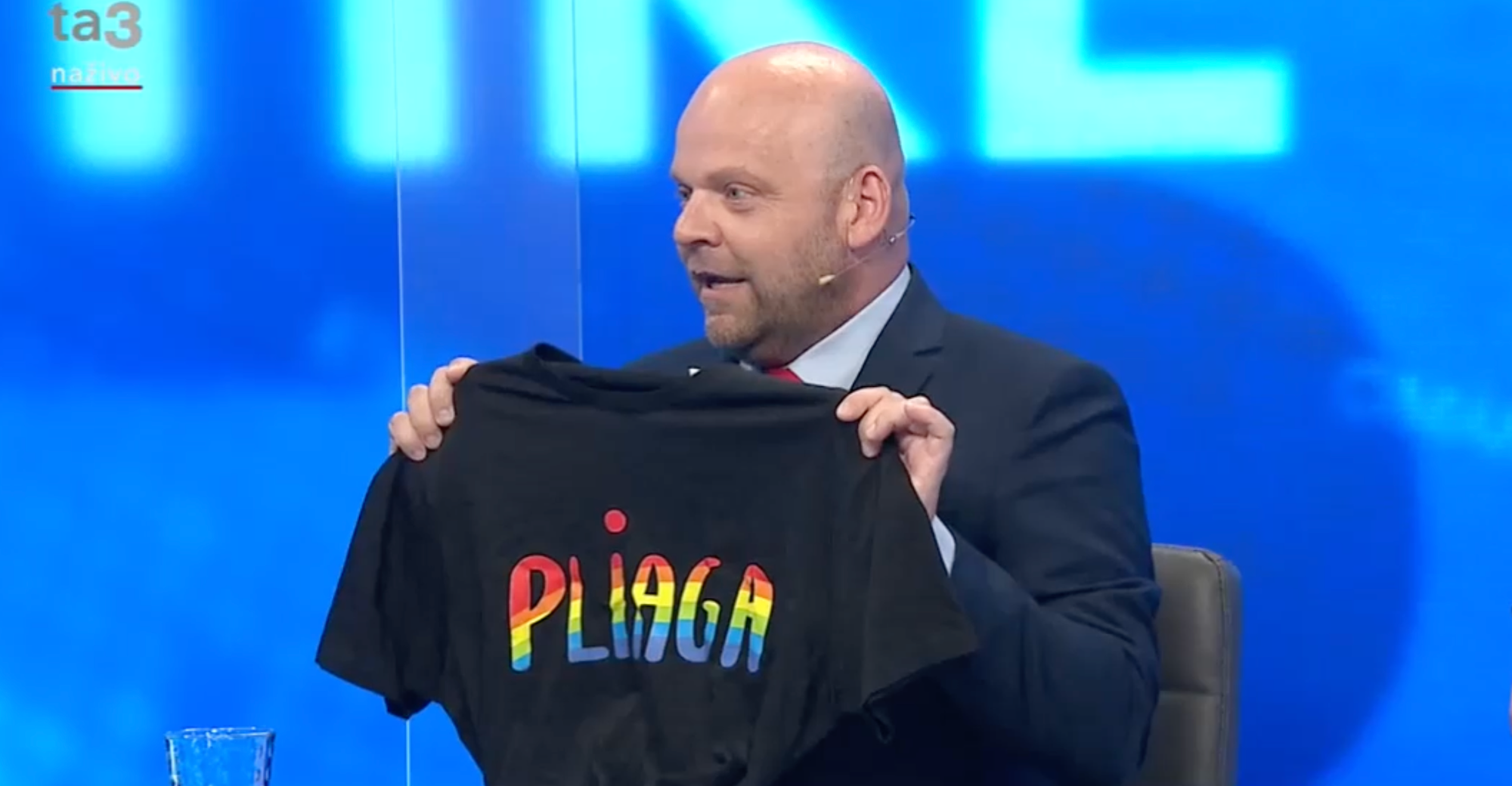 Moderátor TA3 Richard Dírer venoval Milanovi Majerskému dúhové tričko s nápisom Pliaga.