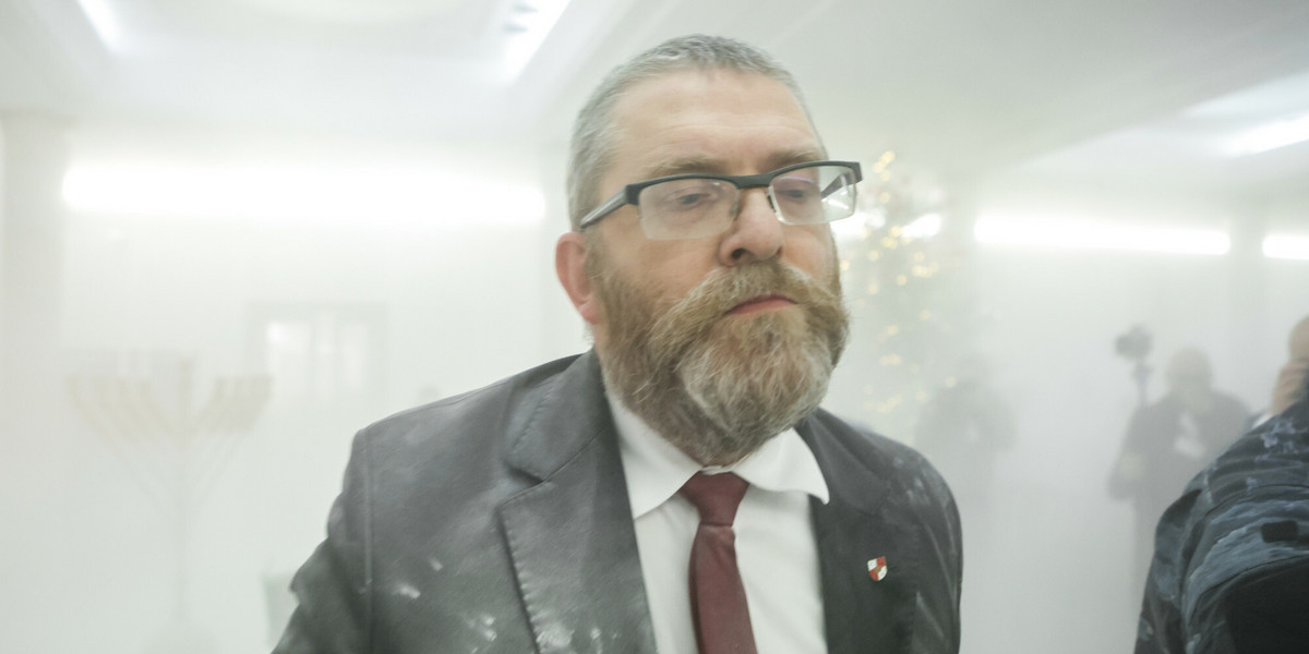 Grzegorz Braun podczas skandalicznego incydentu w Sejmie.