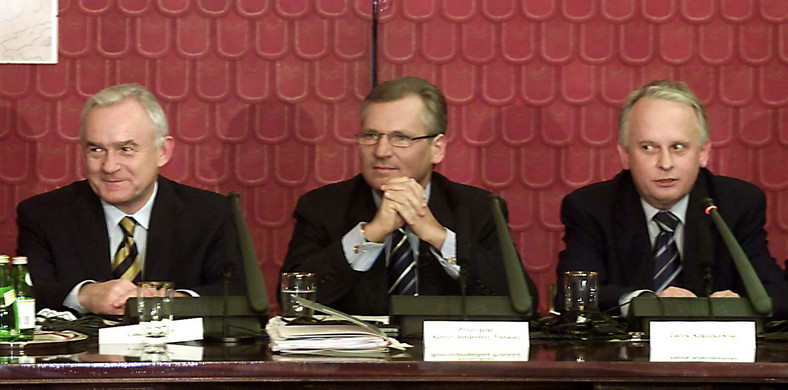 Premier Leszek Miller, prezydent Aleksander Kwaśniewski i Jacek Kluczkowski (wówczas w ramach Fundacji "Wiedzieć jak", organizatora międzynarodowej konferencji "Ukraina w Europie"), 2004 r.