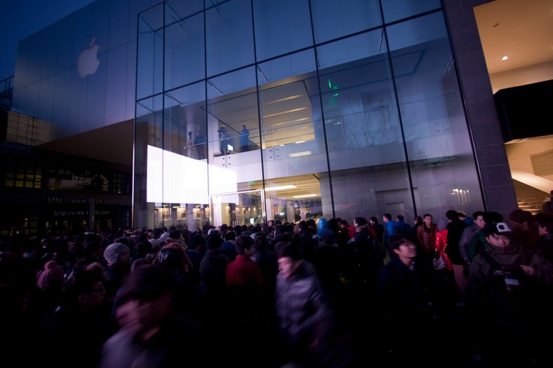Bijatyka przed sklepem Apple'a w Pekinie