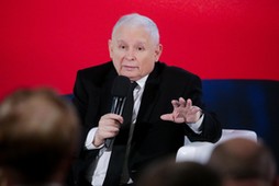 Prezes Prawa i Sprawiedliwości Jarosław Kaczyński podczas spotkania z mieszkańcami Ełku