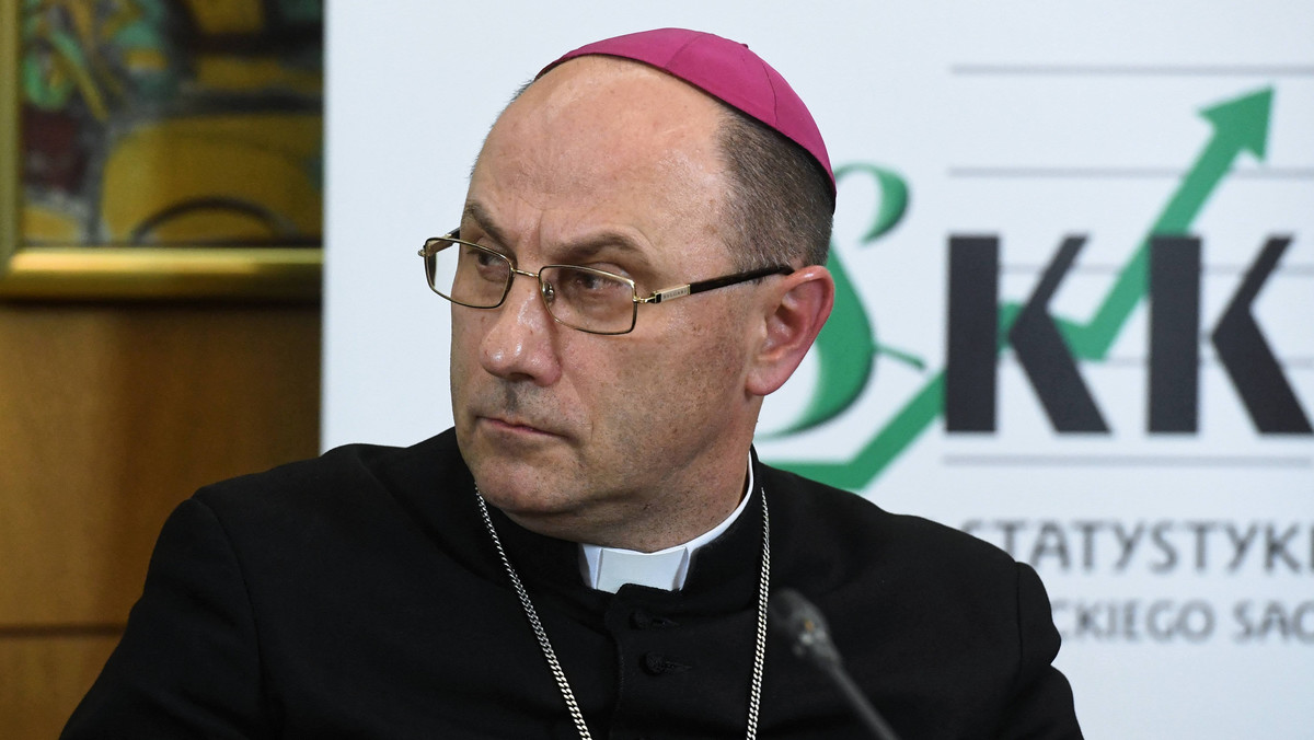 Kościół katolicki w Polsce krytykowany jest za zbyt opieszałe wyjaśnianie przypadków molestowania seksualnego nieletnich przez księży. Prymas Wojciech Polak przyznaje, że polski Kościół paraliżuje kultura dyskrecji.