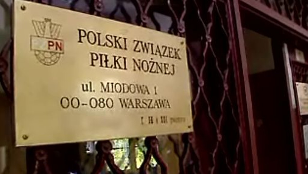 Na piątkowe losowanie grup Euro 2012 wyruszyła z Warszawy liczna grupa z PZPN - do Kijowa wybrało się aż 28 wysłanników! Polski związek tłumaczy tak liczną wycieczkę "przywilejami gospodarzy"...