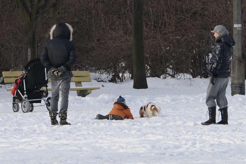 Janiak z rodziną na spacerze. Wszyscy są piękni!