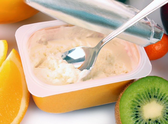 Mleko i jogurty - bogate w wapń, pomocne zwłaszcza dla osób narażonych na osteoporozę, zaś zawarte w jogurtach żywe kultury bakterii wspomagają trawienie