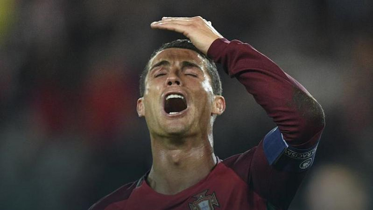 Dzień po finale Euro wszystkie hiszpańskie dzienniki analizowały kontuzje Cristiano Ronaldo i każdy wyrokował inaczej. Najnowsze informacje dziennikarzy "AS-a" stawiają sprawę jasno: Portugalczyk może pauzować nawet osiem tygodni i na sto procent nie zagra w Superpucharze Europy. Zinedine Zidane w przyszłym sezonie ma częściej oszczędzać swoją największą gwiazdę.