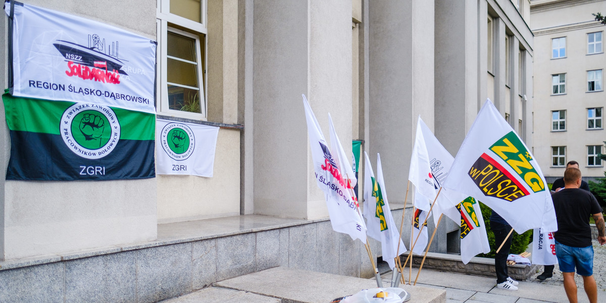 Związkowcy okupują siedzibę Polskiej Grupy Górniczej w Katowicach