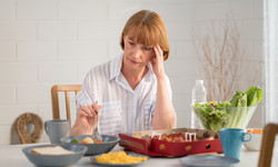 Trzy objawy demencji, które pojawiają się, gdy siadasz do stołu i zaczynasz jeść