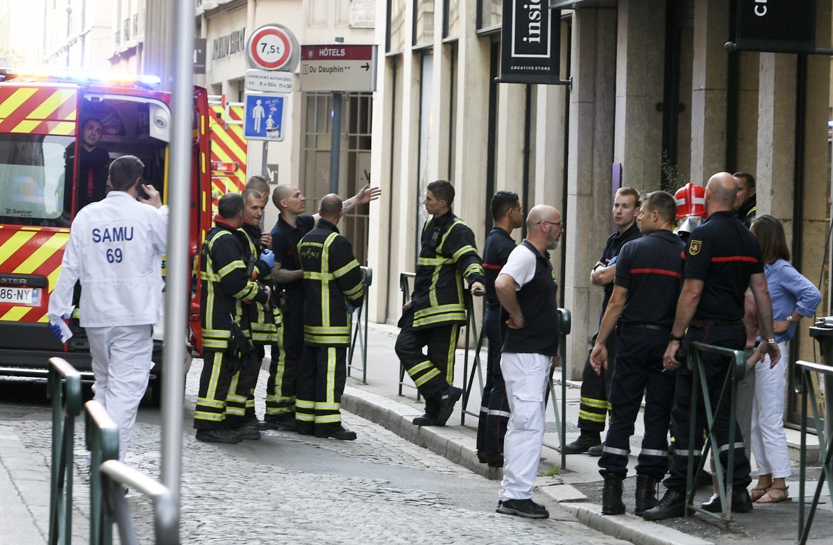 Według policji ładunek, który eksplodował, był prawdopodobnie bombą domowej roboty, o średniej sile rażenia, wypełnioną między innymi śrubami. Nie jest jasne, czy śledczy uznają ten atak za akt terroryzmu.
