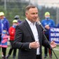 Prezydent RP Andrzej Duda podczas wizyty na boisku piłkarskim Plato na terenie Centralnego Ośrodka Sportowego w Zakopanem