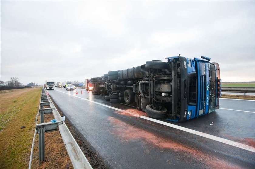 Ciężarówka zablokowała autostradę 