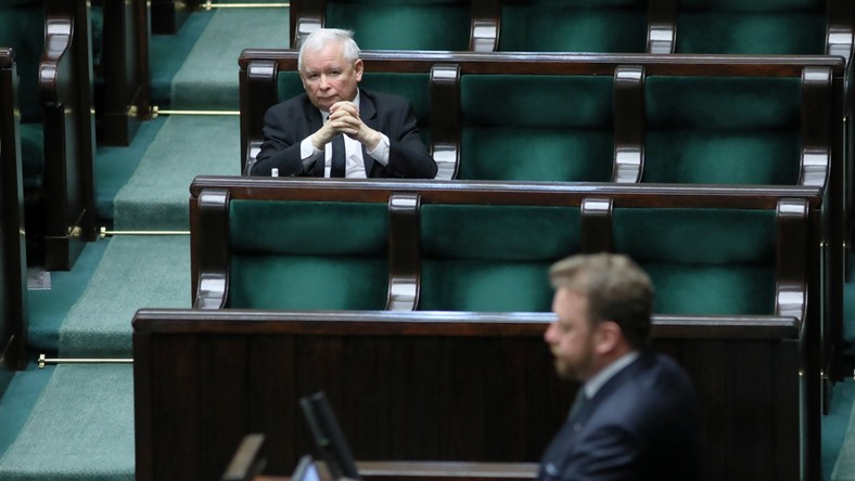 Jarosław Kaczyński broni ministra Szumowskiego: mówienie o jakichkolwiek nadużyciach jest śmiechu warte Jarosław Kaczyński broni ministra Łukasza Szumowskiego