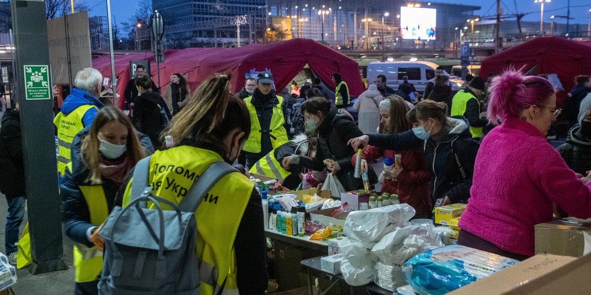 Przed dworcem kolejowym w Poznaniu ustawiono namioty, w których na uchodźców czekają wolontariusze.