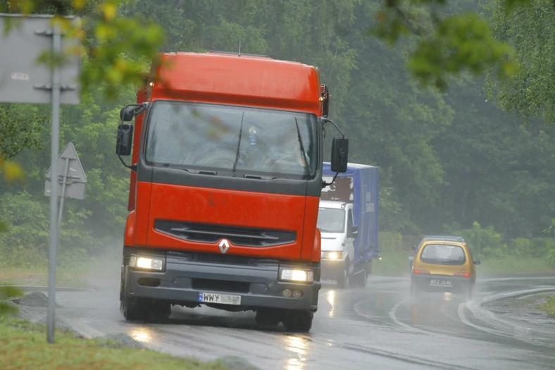 Podczas wymijania TIR-a w deszcz licz się ze znacznym spadkiem widoczności