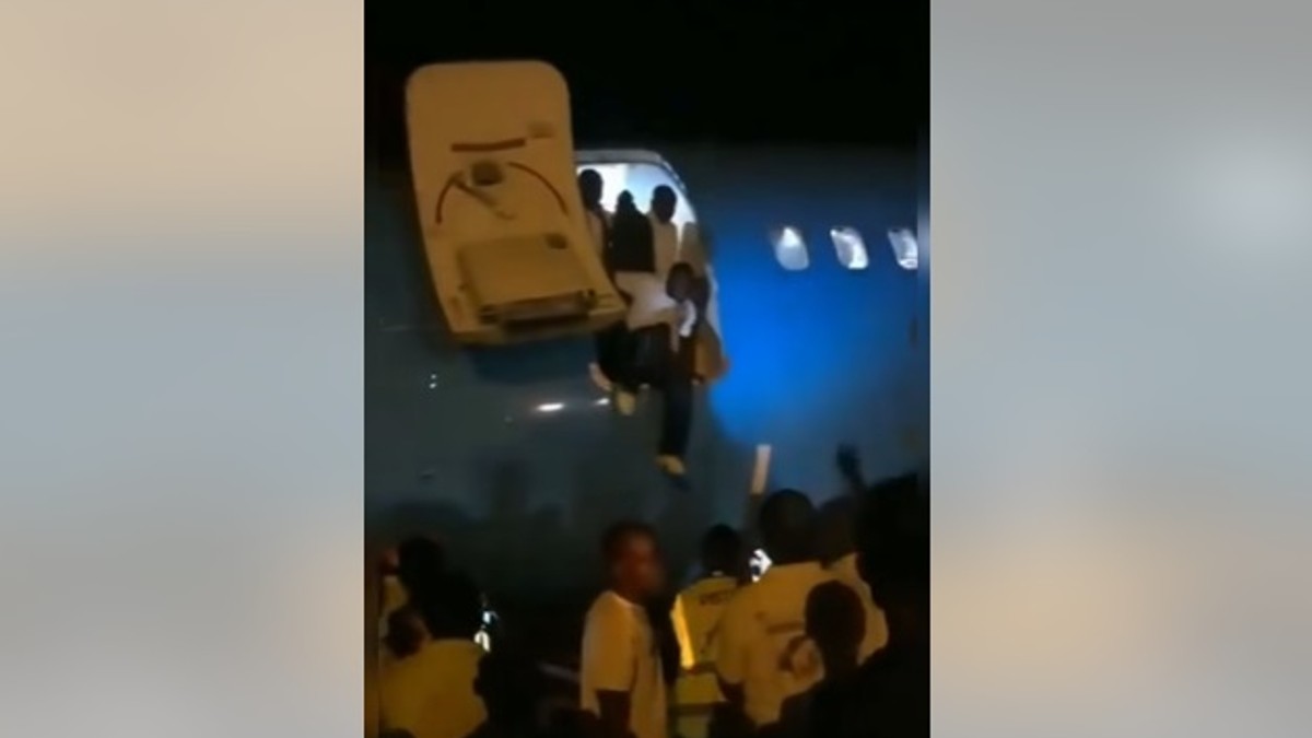 Kongo - putnici iskaču iz aviona na aeodromu Kindu