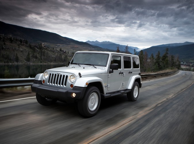 Jeep to ikona samochodów 4x4. Teraz słynna marka nabiera sił pod skrzydłami Fiata. W Polsce pojawiły się właśnie nowości amerykańskiej legendy bezdroży - oto Jeep Wrangler Unlimited i Jeep Grand Cherokee...