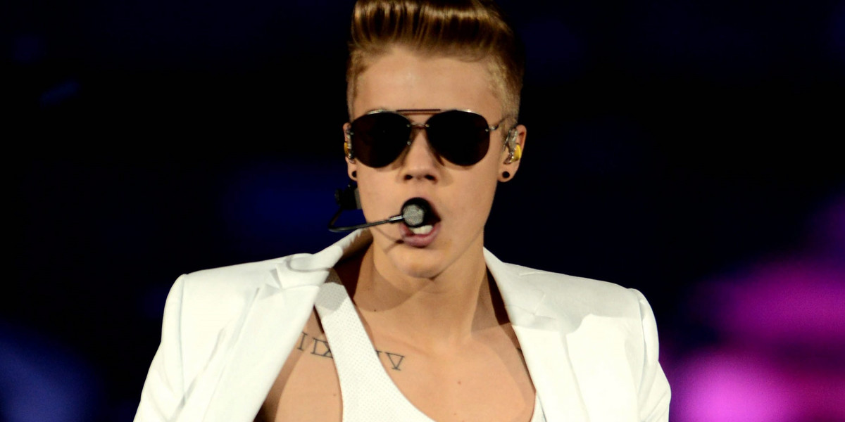 Justin Bieber w okularach na koncercie