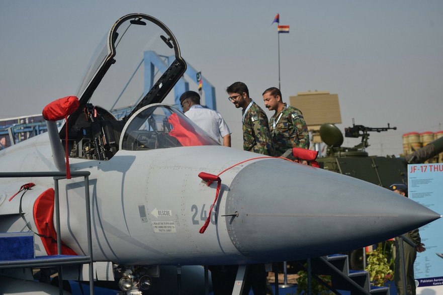  Personel pakistańskich sił powietrznych sprawdza samolot JF-17 podczas Zhuhai Airshow w chińskiej prowincji Guangdong w październiku 2018 r.  